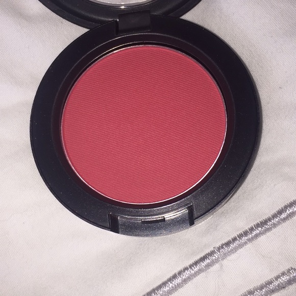 M.A.C. Matte powder blush shade frankly scarlet - Picture 2 of 3